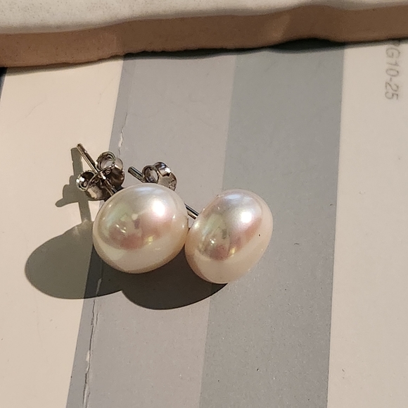 Beautiful Luster ...real genuine fresh cultured button shaped pearl earrings.. - Picture 4 of 4